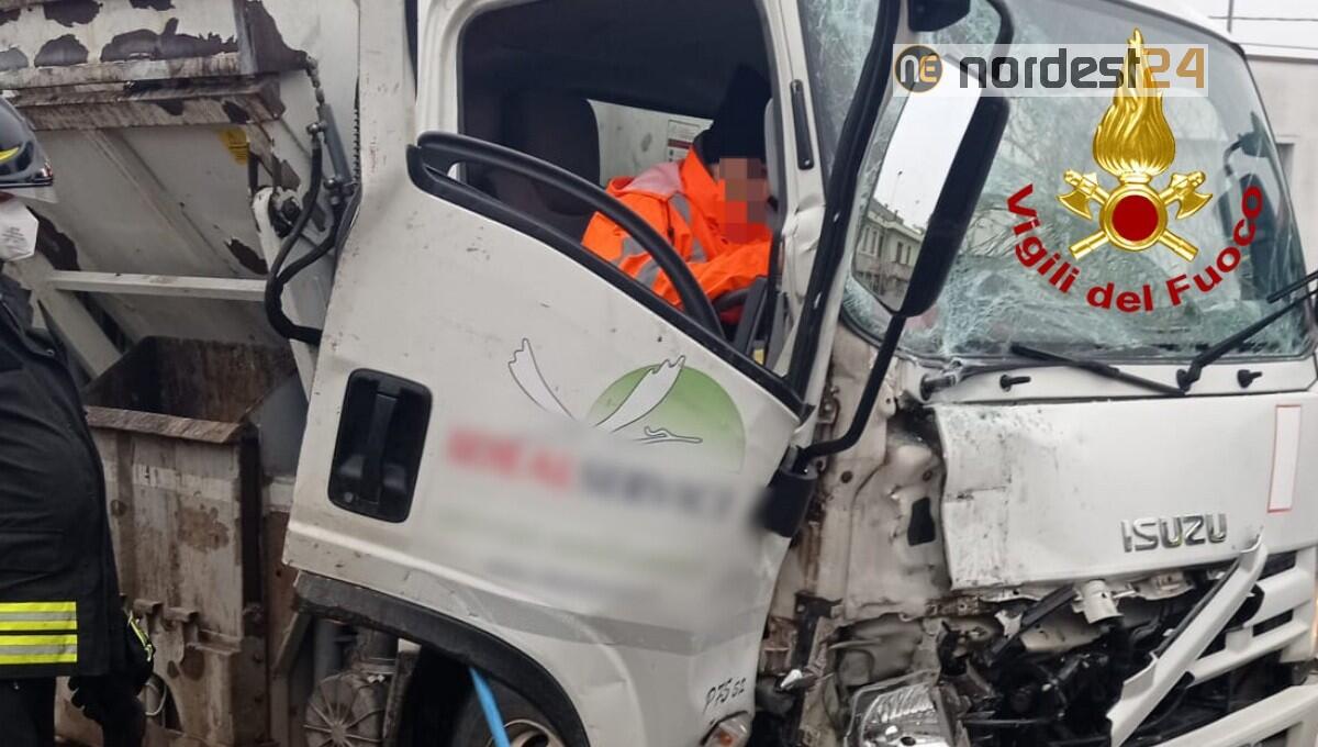 Scontro tra due autocompattatori: ferito un autista - 