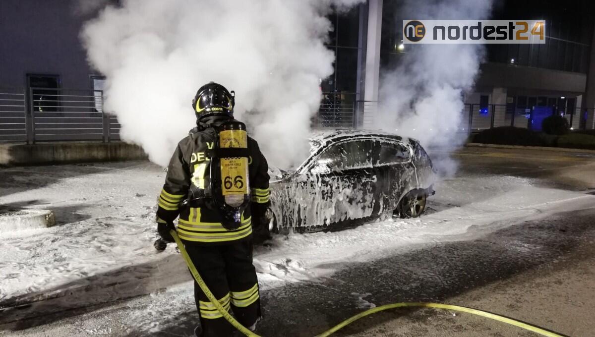 Auto va a fuoco, il conducente scende appena in tempo - 