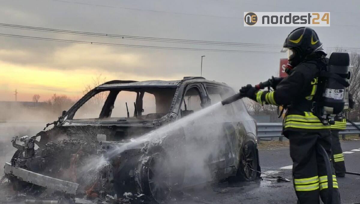 Auto a fuoco in autostrada A28: veicolo distrutto, nessun ferito - 