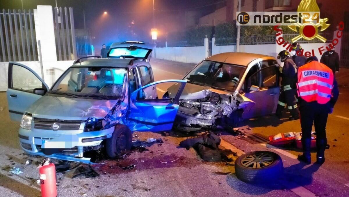 Scontro frontale tra due auto di fronte alla caserma dei Carabinieri: 2 feriti - 