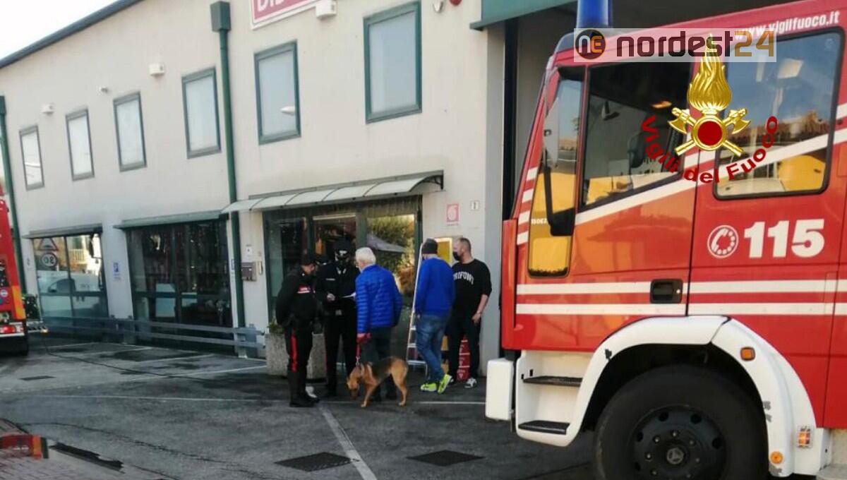 Principio d’incendio in un colorificio: intossicata la titolare - 