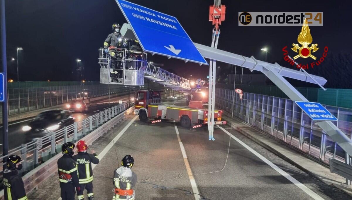 Braccio della gru alzato nel camion: abbattuto un cartello stradale - 