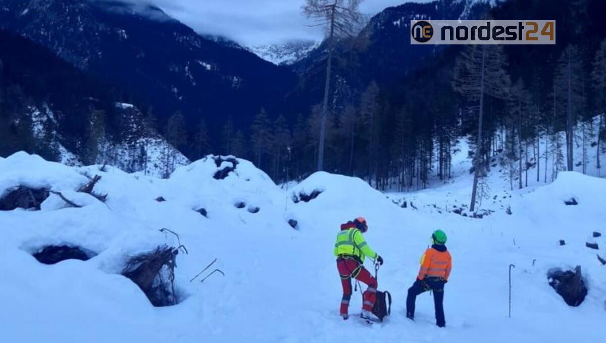 Si incastrata lo sci sotto ad un tronco e si ferisce: sciatrice soccorsa a Forni Avoltri - 