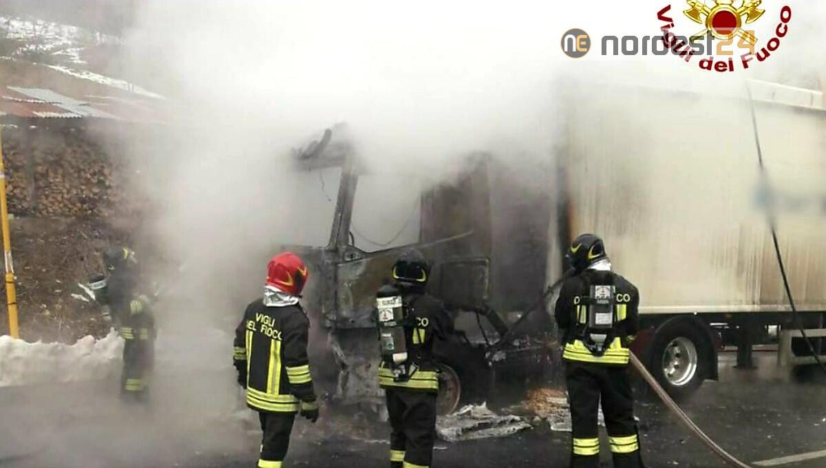 Tir in fiamme sulla SS13: motrice distrutta, in salvo l'autista - 