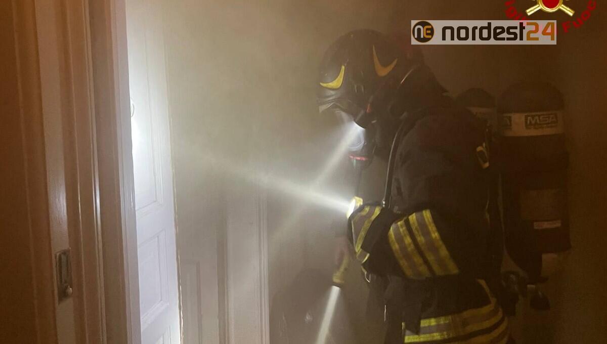 Trieste, incendio in appartamento al quinto piano: intervento in corso - 