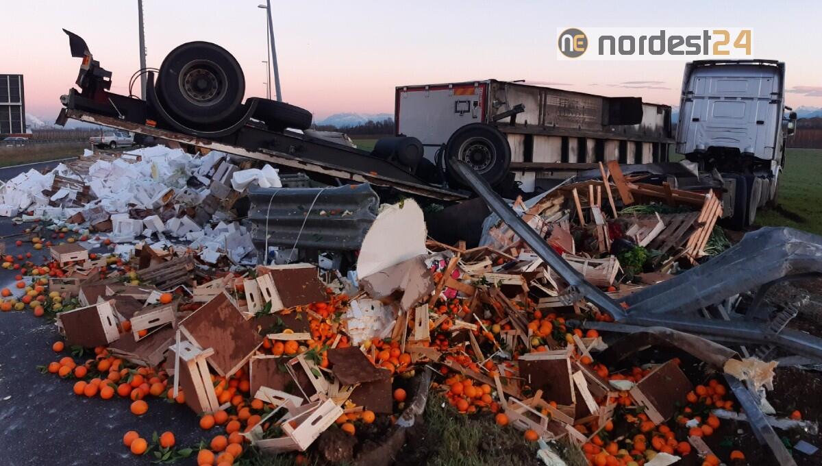 Incidente in A4/A23: mezzo pesante perde il carico di arance - 