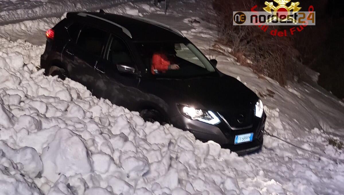 Vittorio Veneto, slavina di neve sulla strada: escursionisti bloccati - 