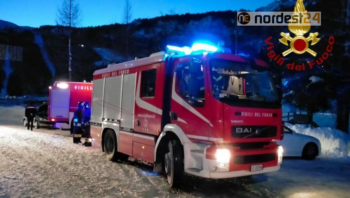 Principio di incendio di un'auto parcheggiata a Piancavallo - 