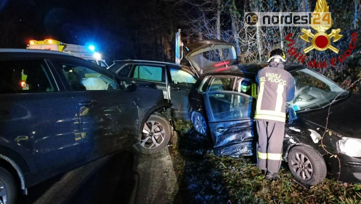 Scontro tra tre auto: 5 persone ferite - 