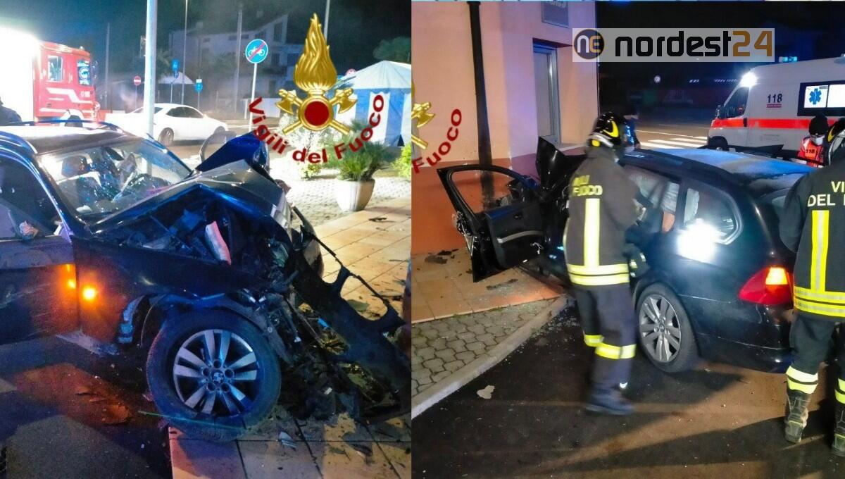 'Vola' con l'auto sulla rotonda e finisce contro un ristorante: ferito - 