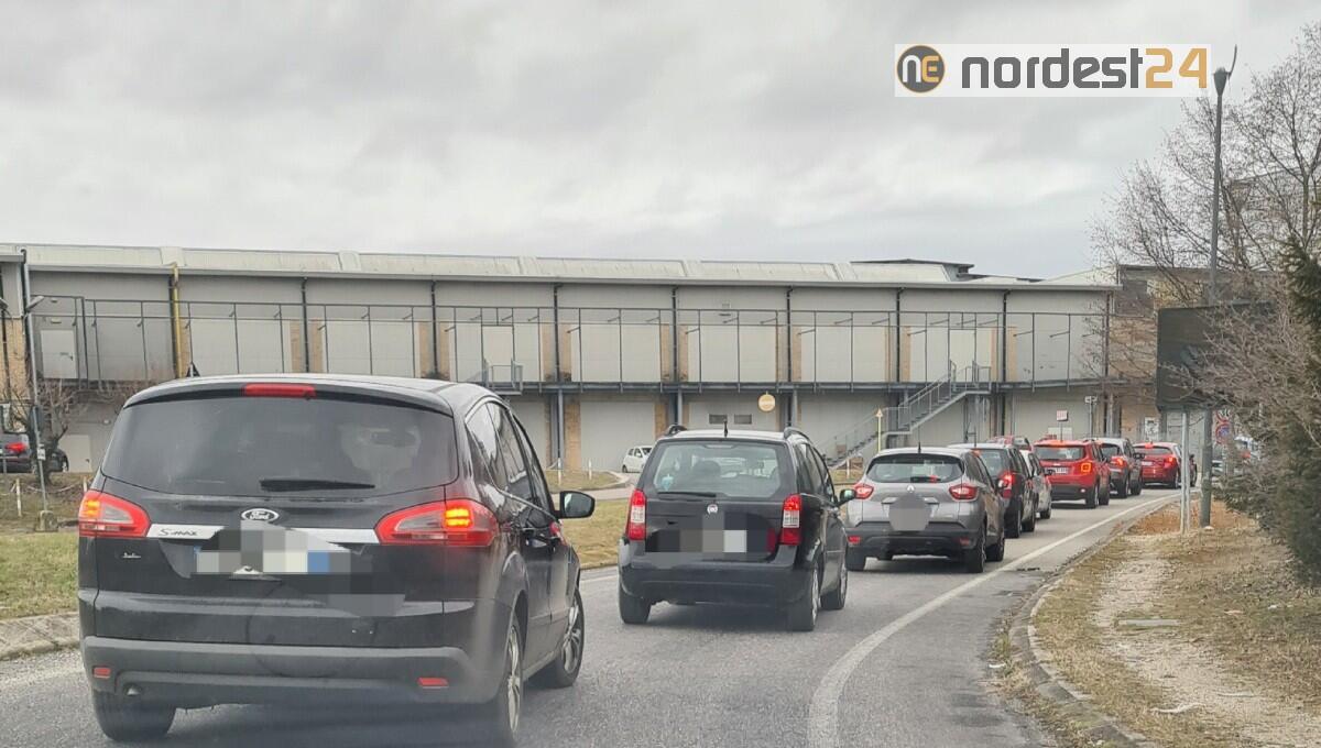 Ancora code al drive-in dell'ente Fiera: altra giornata di passione - 