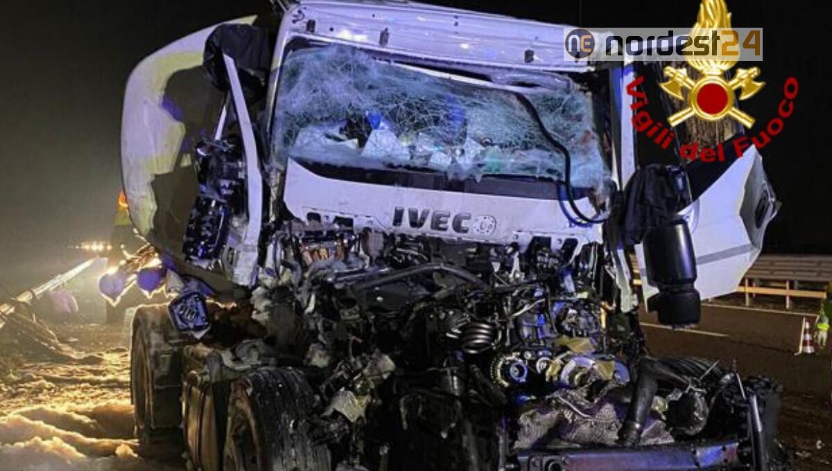 Tamponamento in A4 tra Tir e mezzo pesante adibito a trasporto carburante: un ferito - 