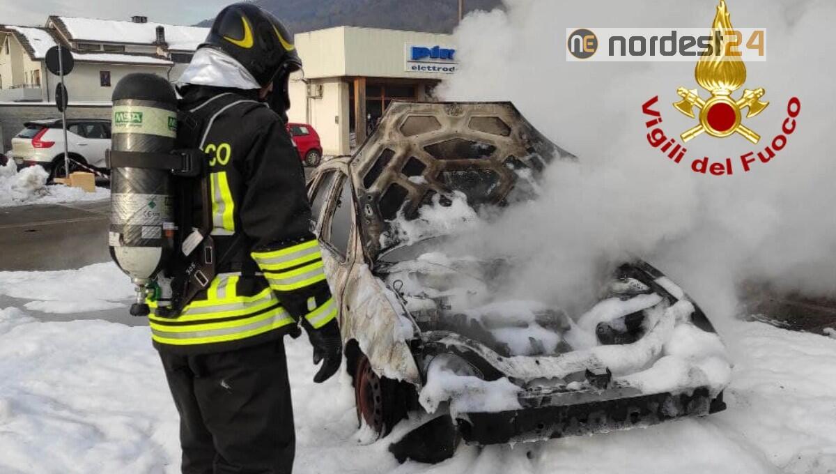 Auto in fiamme, conducente scende appena in tempo - 