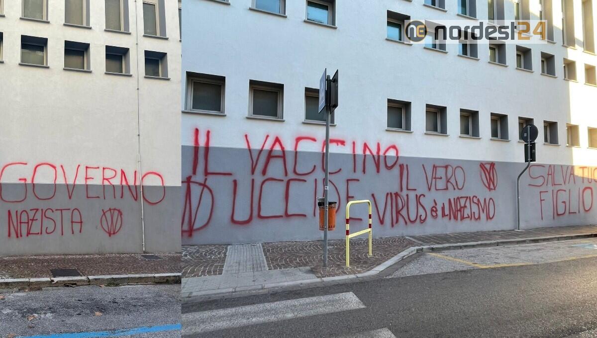 Scritte no vax davanti a una scuola media a Udine - 