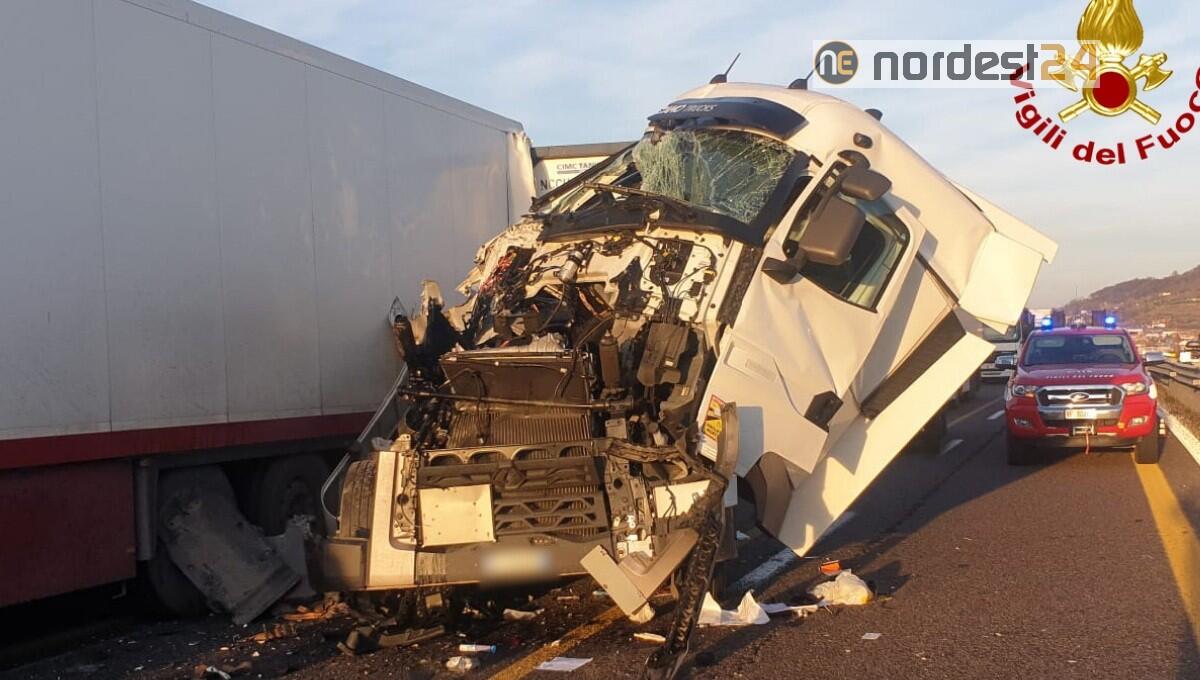 Tamponamento in A4 tra tre mezzi pesanti: un ferito, autostrada chiusa - 
