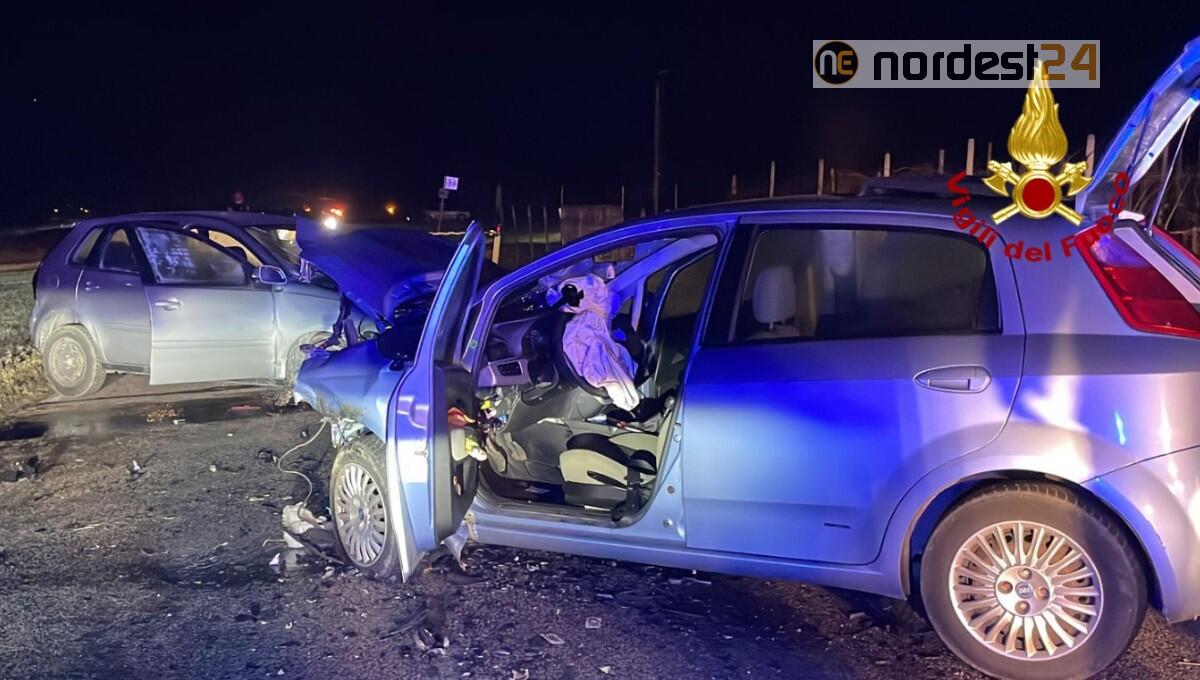 Scontro frontale tra Fiat Punto e Volkswagen Polo: tre feriti - 
