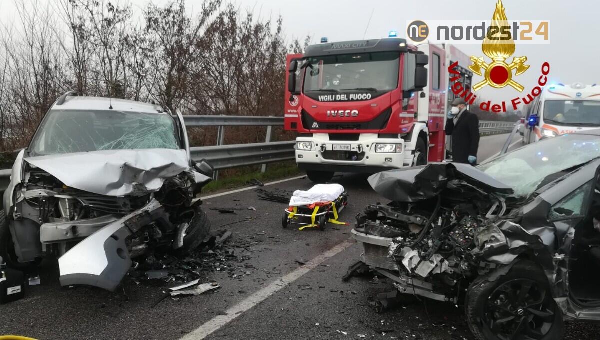 Scontro frontale tra due auto: tre persone ferite - 