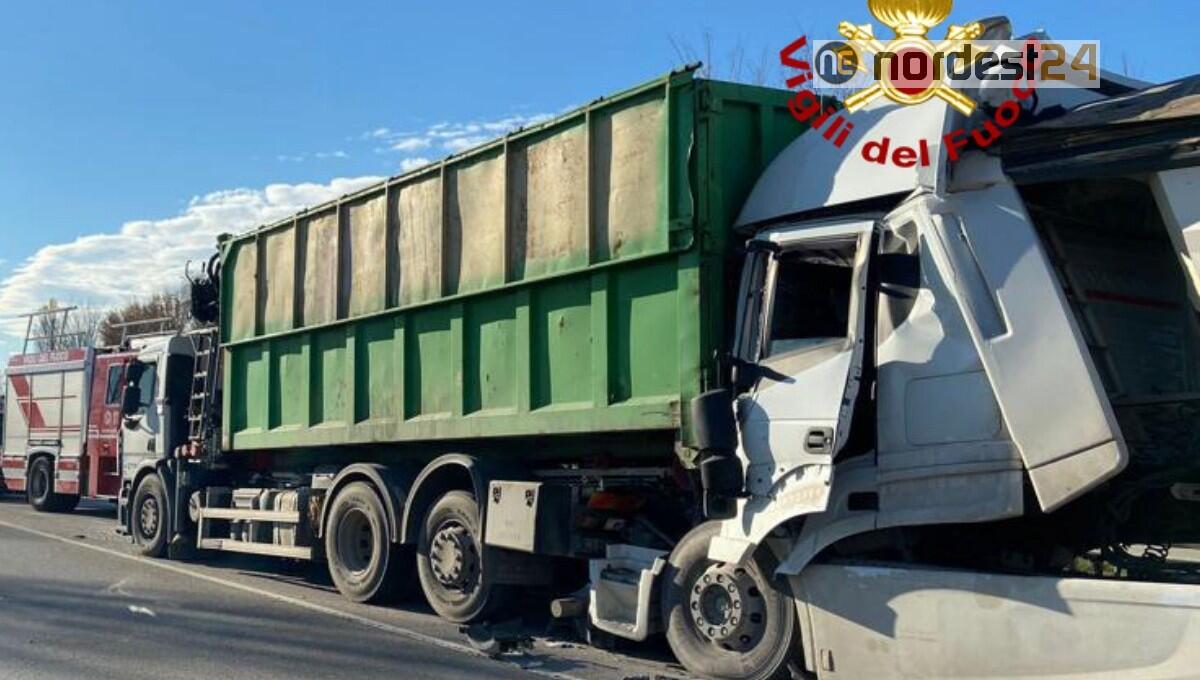 Tamponamento tra due mezzi pesanti e un’auto: tre feriti - 