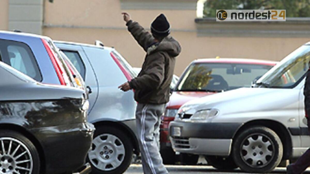 Parcheggiatore abusivo beccato dalla Polizia Locale: 769 euro di sanzione e Daspo Urbano - 