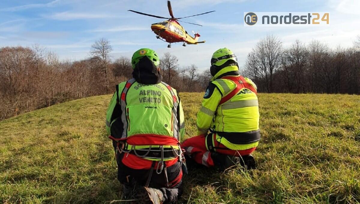 Scivola per una decina di metri sulla neve e finisce in un canale: soccorso - 