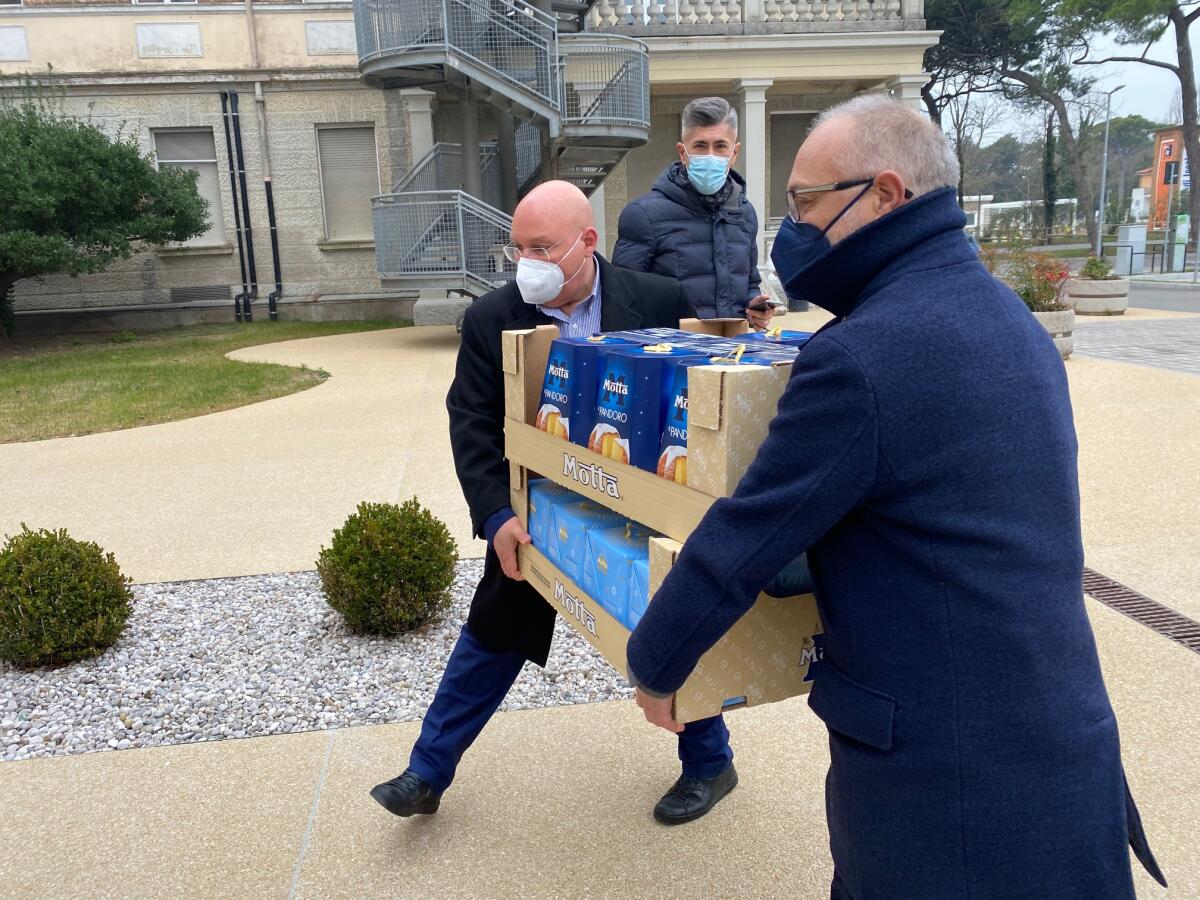 Covid Hospital di Jesolo: per Natale panettoni e vino dalle associazioni di categoria della citta’ - 