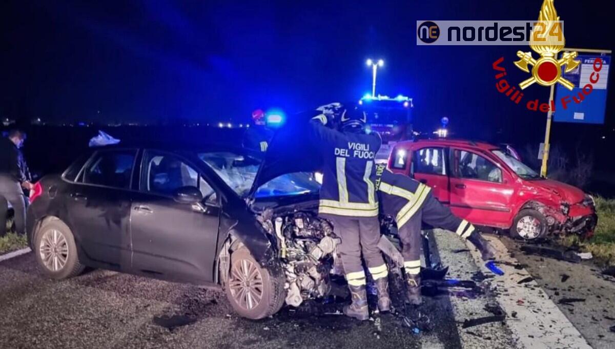 Scontro frontale tra due auto: 5 feriti, tra cui due bambini - 