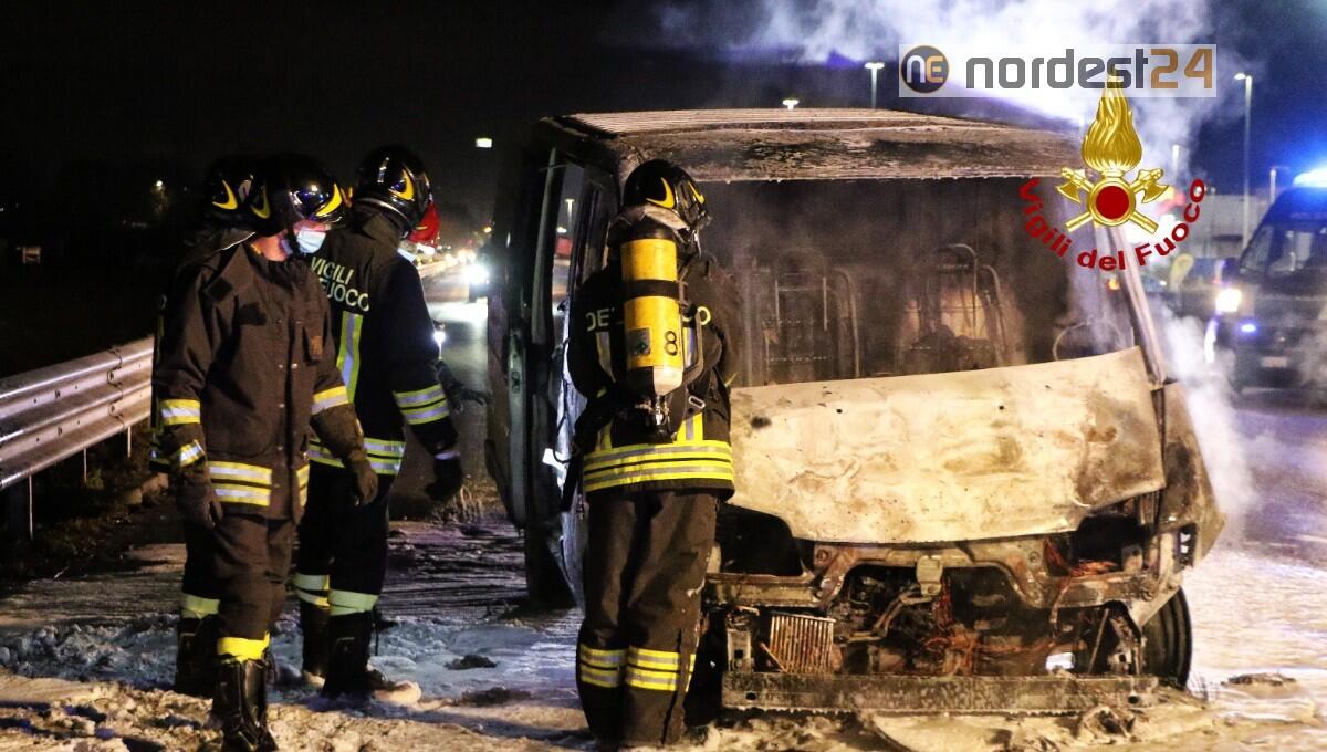 Prima l'incidente,  poi l'incendio del furgone: un ferito - 