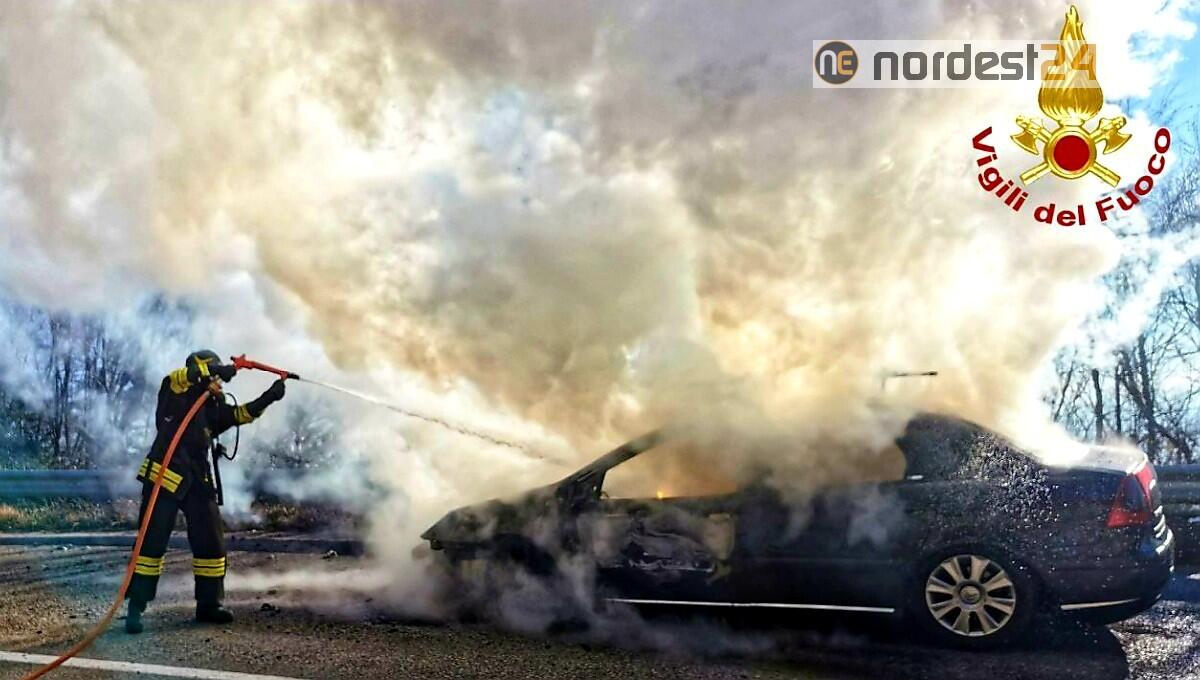 Incendio di un'auto ad Aviano: autista in salvo, veicolo distrutto - 