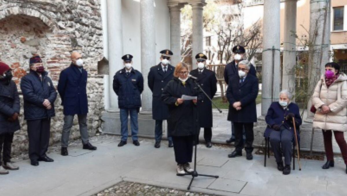 Questura di Udine, inaugurata la mostra sulle Pietre d’inciampo in memoria dei poliziotti udinesi morti nei campi di concentramento - 