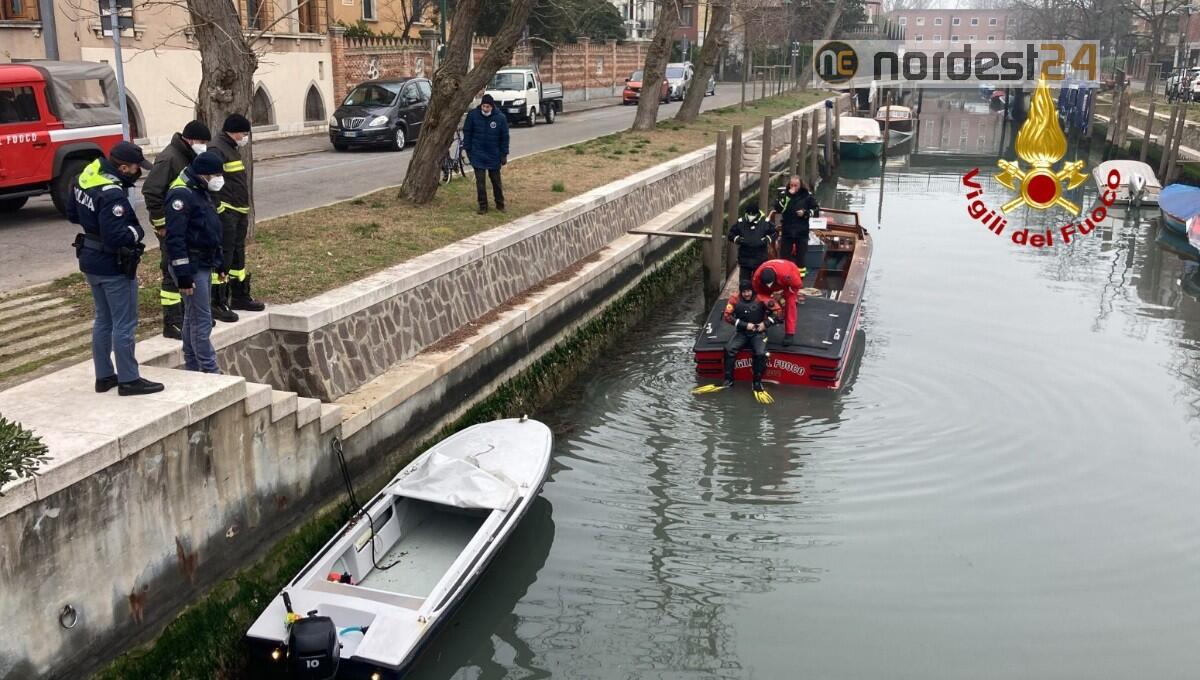 Corpo privo di vita di un giovane uomo sotto un ponte al Lido di Venezia - 