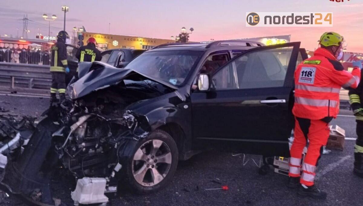 Incidente a Fiume Veneto, scontro tra tre auto: 3 feriti, uno è grave - 