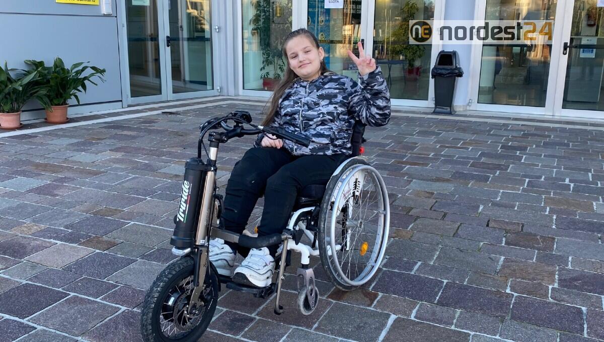 Non cammina dalla nascita: fornito un dispositivo per uscire di casa in autonomia - 