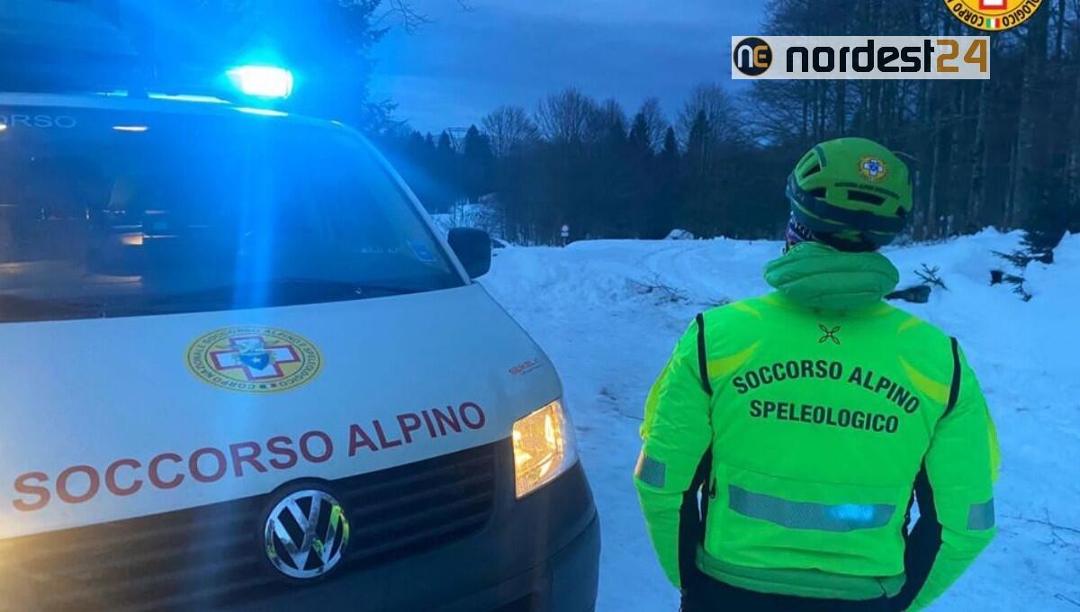 Perdono l'orientamento e rimangono bloccati nella neve alta: soccorsi 3 escursionisti - 