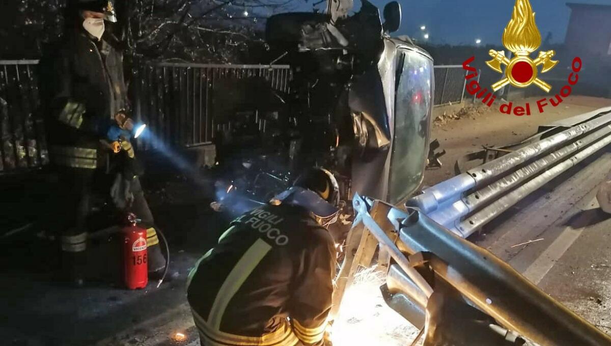 Sbanda con l'auto, poi si ribalta contro il guardrail: un ferito - 