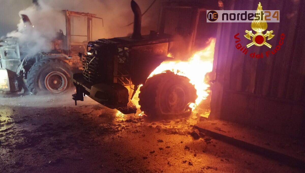 A fuoco le macchine operatrici in azienda trattamento rifiuti - 