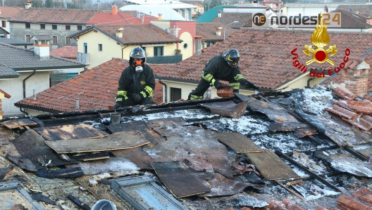 Incendio di un tetto in un’abitazione tri familiare: nessuna persona ferita - 