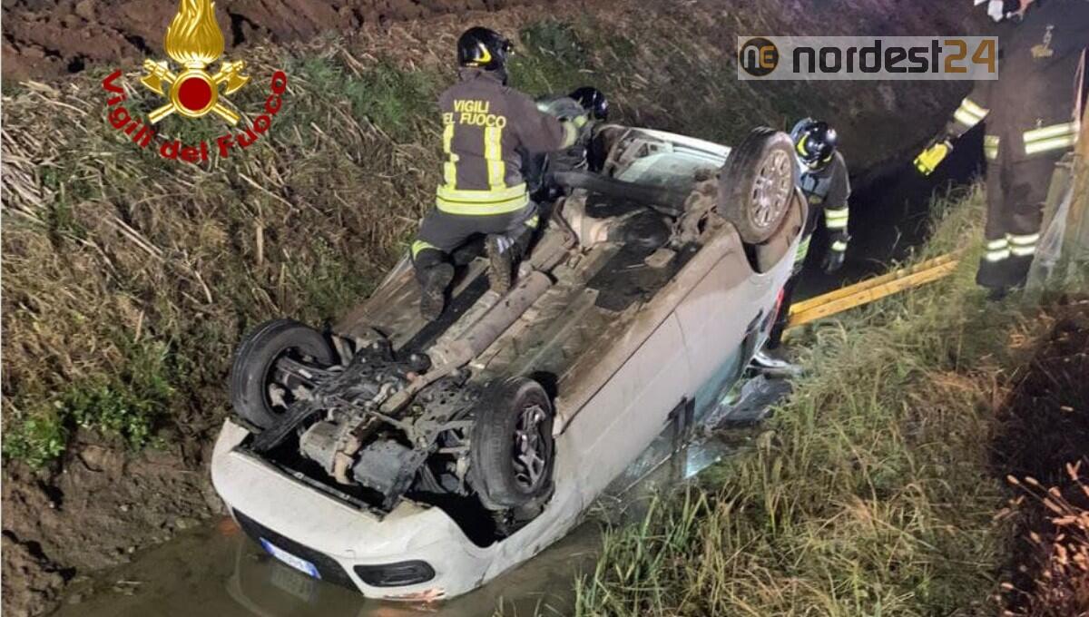 Con l'auto nel canale di scolo, salvato un anziano con la testa parzialmente in acqua - 