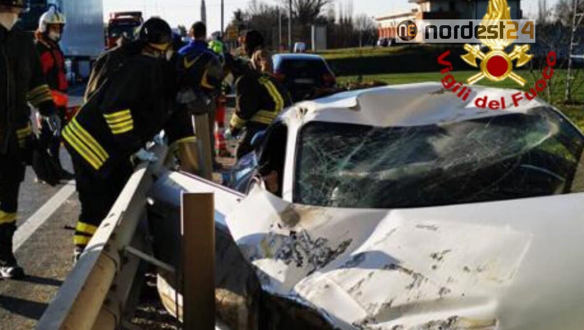 Sbanda, l'Audi centra la cuspide del guardrail e rimane infilzata - 