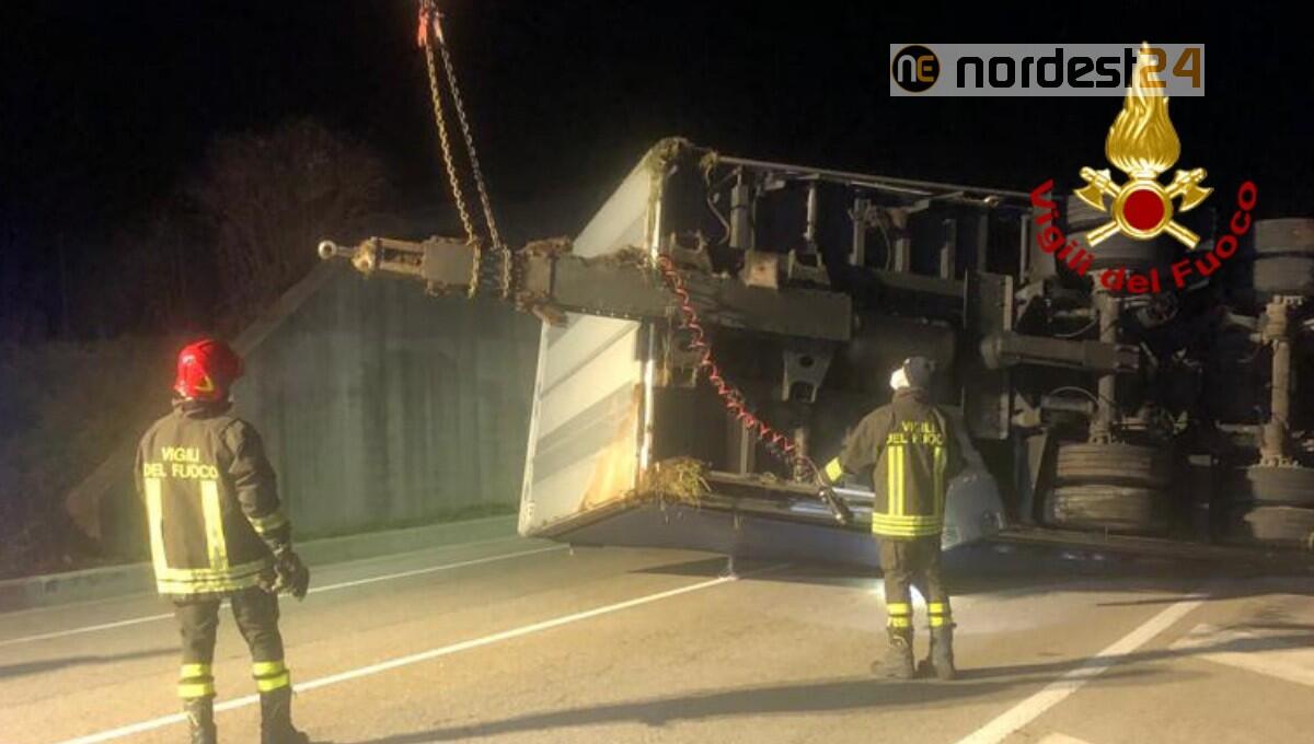 Tenta di evitare un altro veicolo e si rovescia il rimorchio del camion - 