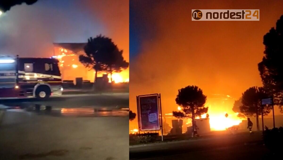 Vasto incendio a Bibione: a fuoco un magazzino edile - 