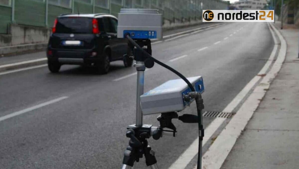 Sfreccia a 125 km/h in centro abitato: maxi-multa e via la patente - 