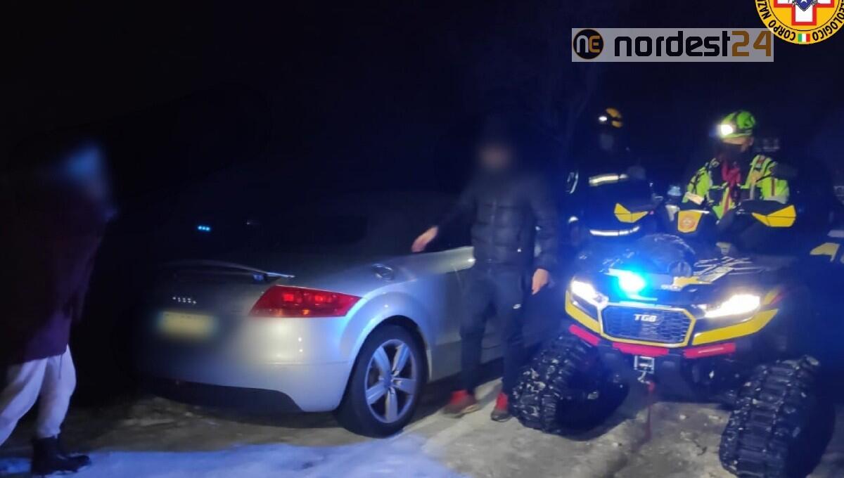Piantati con l'auto nella neve nonostante la chiusura stagionale - 