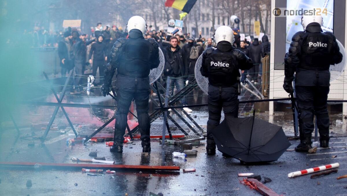 Scontri no vax a Bruxelles, polizia usa lacrimogeni - 