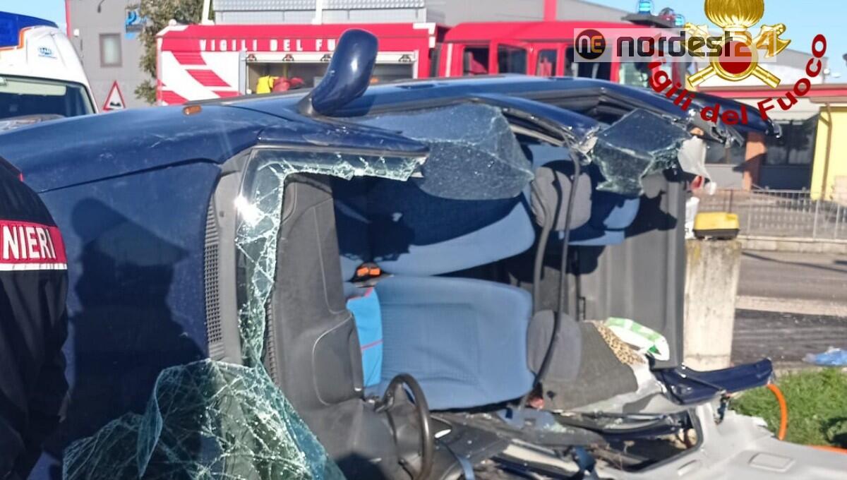 Sbanda con l'auto e si rovescia sul fianco: deceduta una donna - 