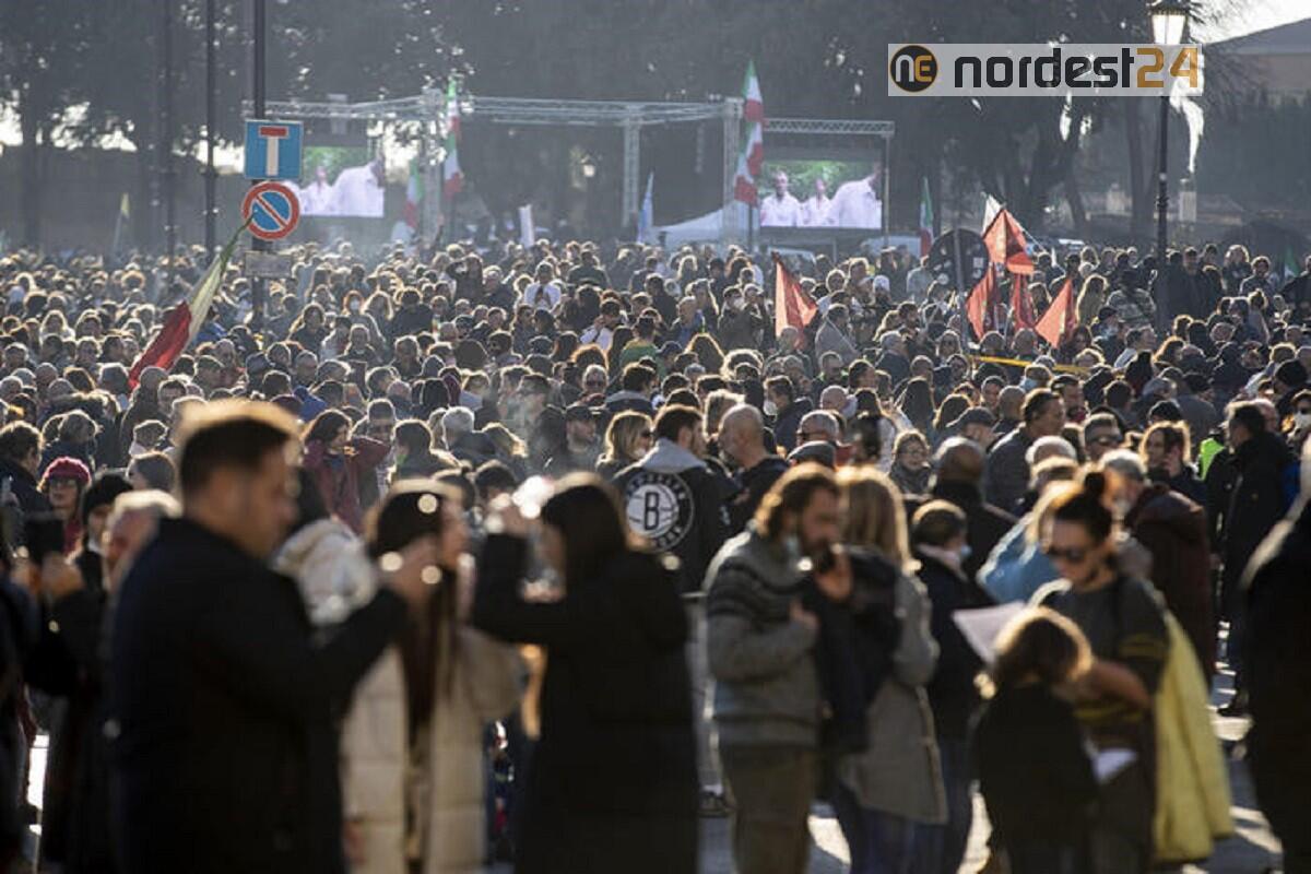 No vax a Roma contro Draghi: 'Nemico pubblico numero uno' - 