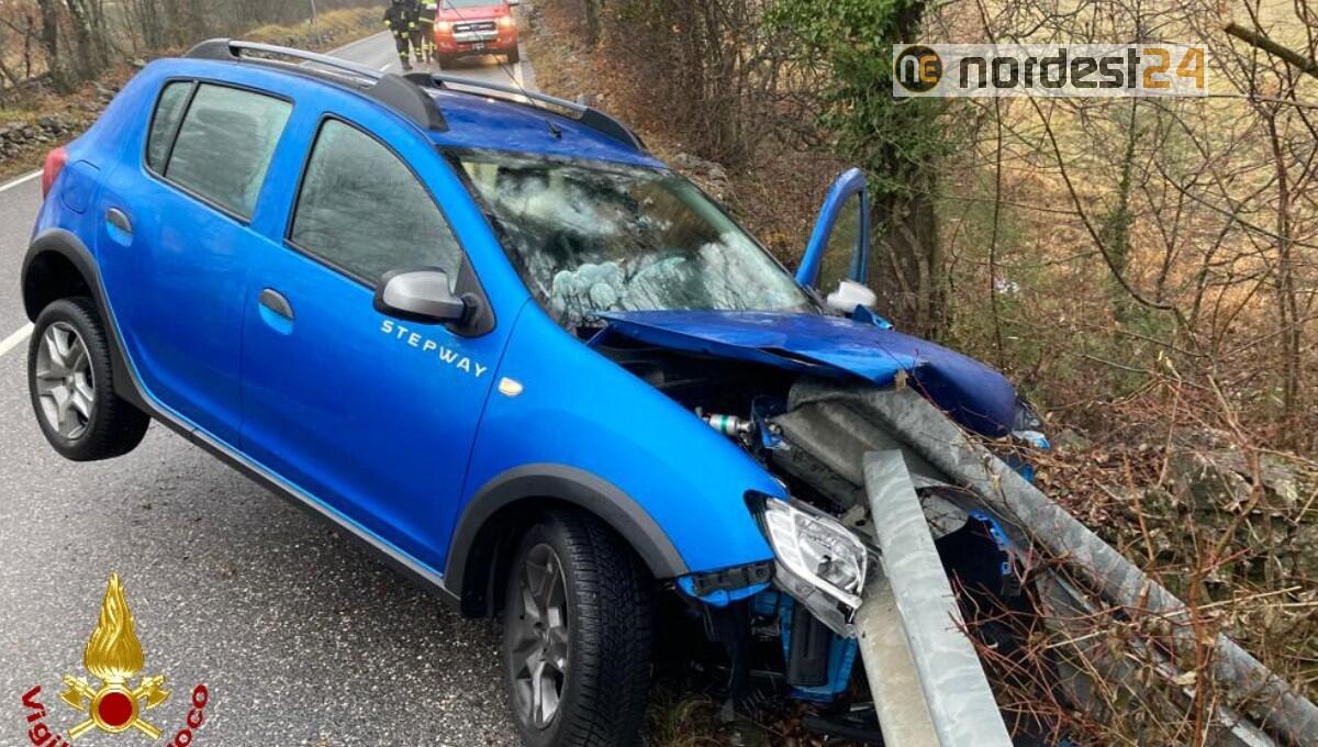Auto contro il guard rail che si infila nell'abitacolo: ferita - 