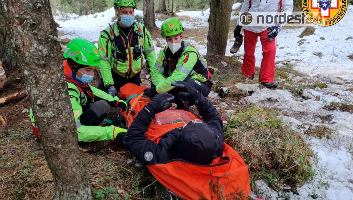 Scivola su una lastra di ghiaccio in un tratto scosceso: ferito - 