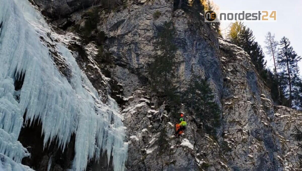 Iceclimber 33enne 'vola' dalla cascata di ghiaccio: ferito - 