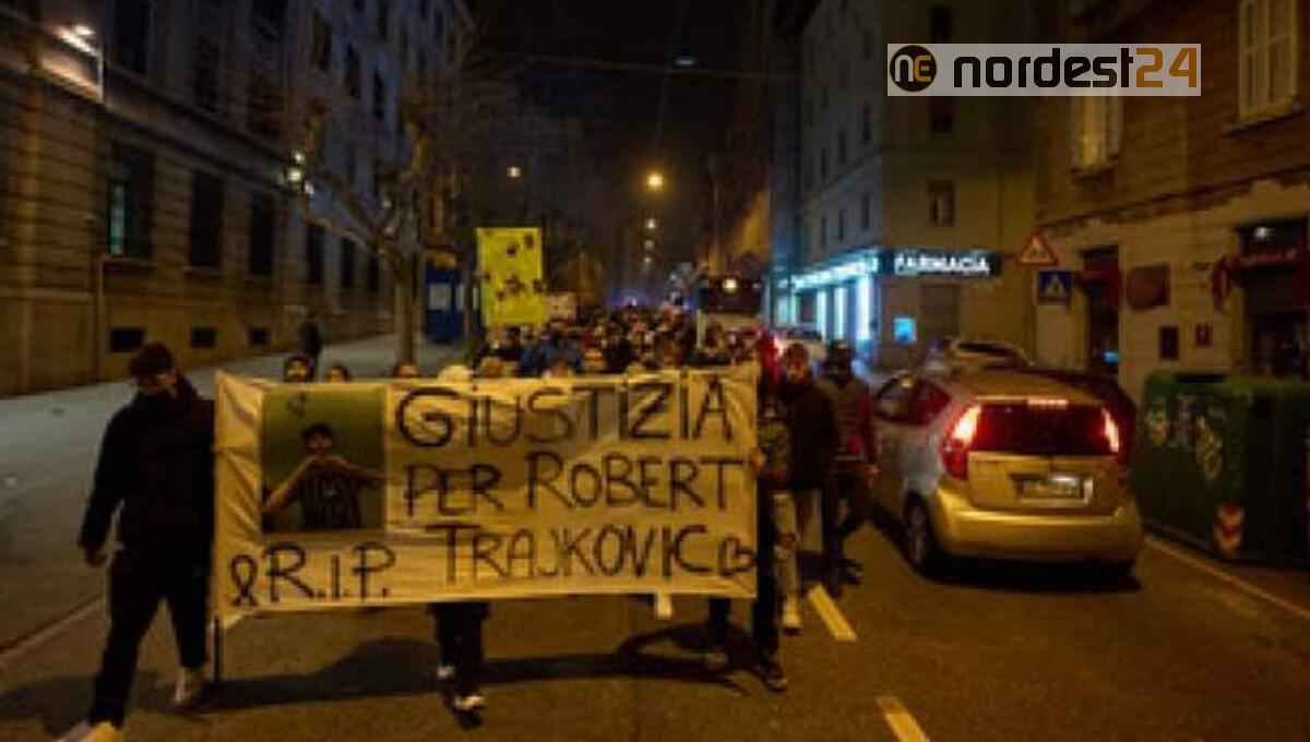 L'abbraccio di Trieste alla famiglia di Robert: in centinaia alla fiaccolata - 