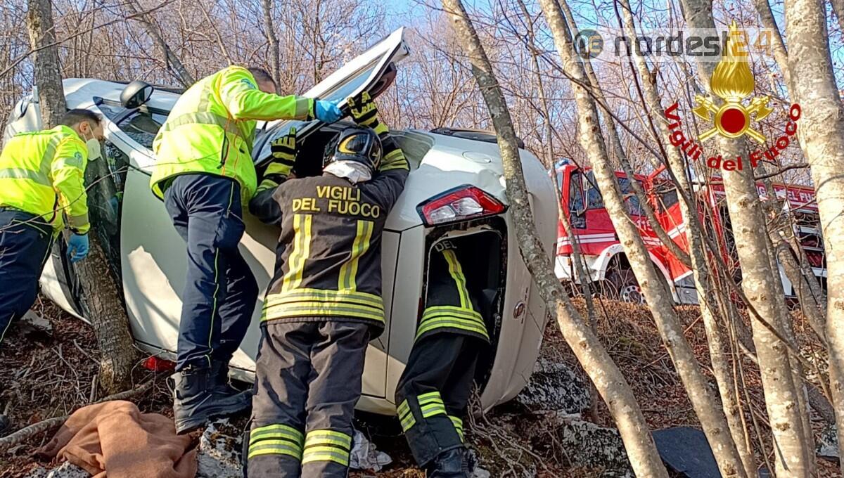 Sbanda e finisce con l'auto nella scarpata: ferito - 